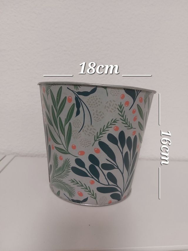 Dos maceteros decorados metálicos.