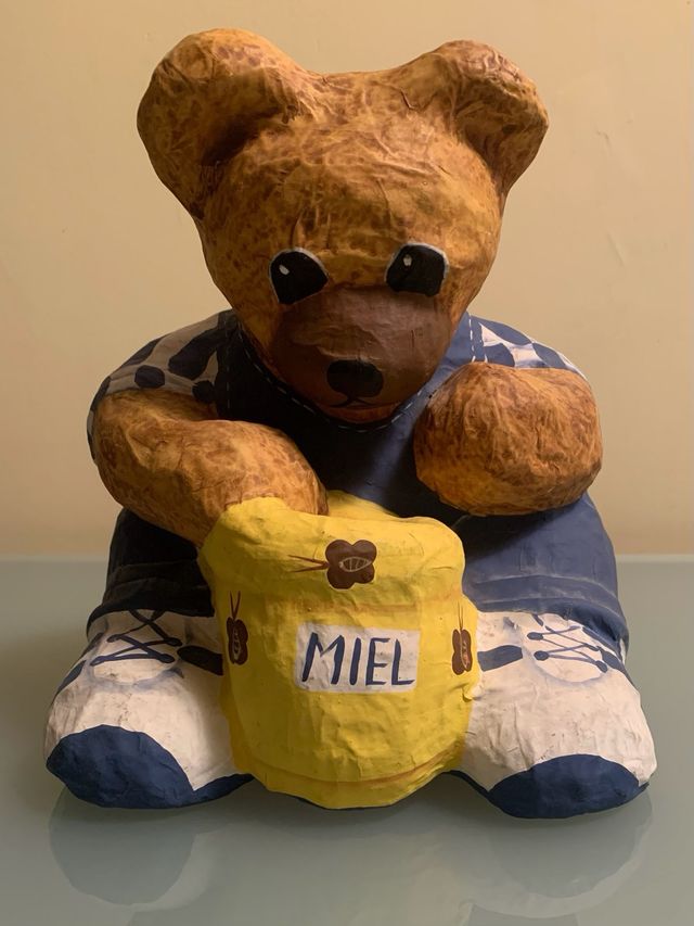 Oso grande hecho a mano con papel mache