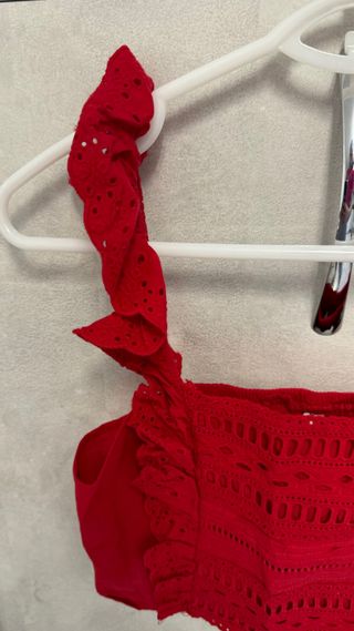 Top corto rojo Stradivarius M calados volantes