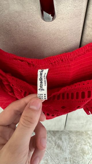 Top corto rojo Stradivarius M calados volantes