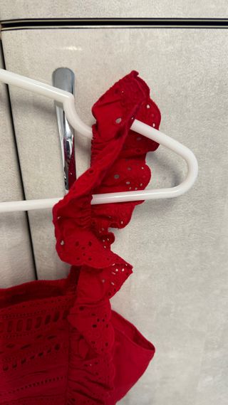 Top corto rojo Stradivarius M calados volantes