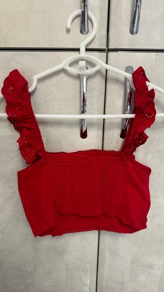 Top corto rojo Stradivarius M calados volantes