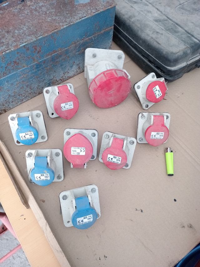 Lote enchufes trifásicos de superficie