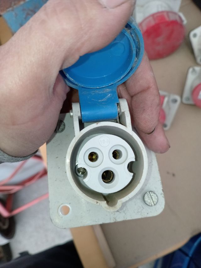 Lote enchufes trifásicos de superficie