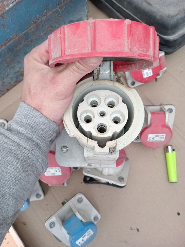 Lote enchufes trifásicos de superficie