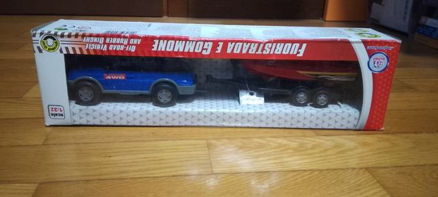 Modellino fuoristrada e gommone