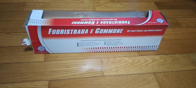 Modellino fuoristrada e gommone