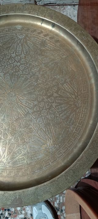 Mesa árabe labrada a mano