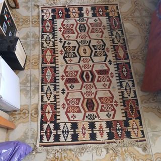 Tappeti persiani e altri tipi e dimensioni.
