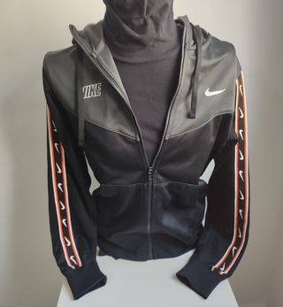 Preciosa chaqueta nike talla S
