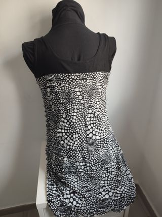 Vestido negro y blanco con volantitos