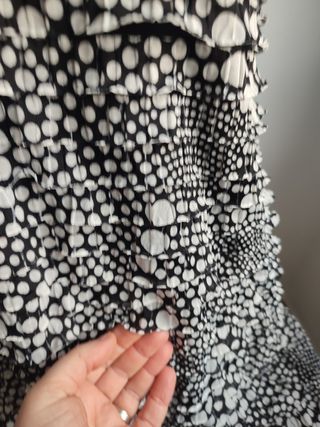 Vestido negro y blanco con volantitos