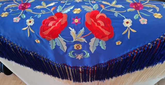 Mantoncillo azul flamenca bordado