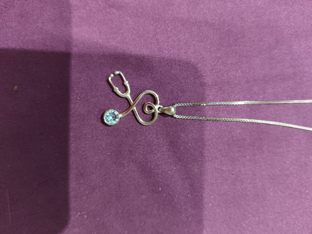 Cadena de plata con estetoscopio