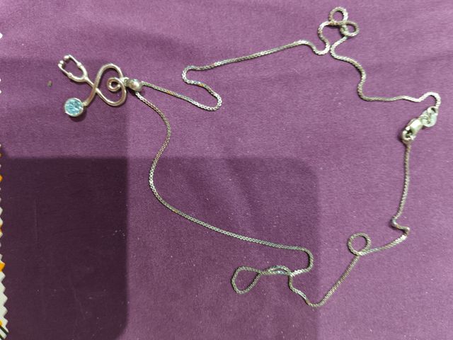 Cadena de plata con estetoscopio