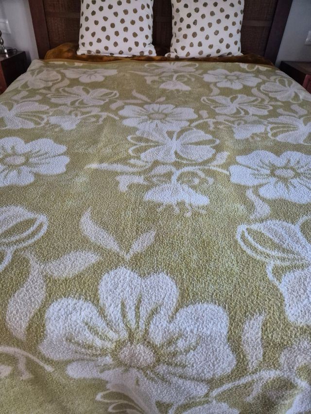 Manta lana cama matrimonio. Dibujo flores