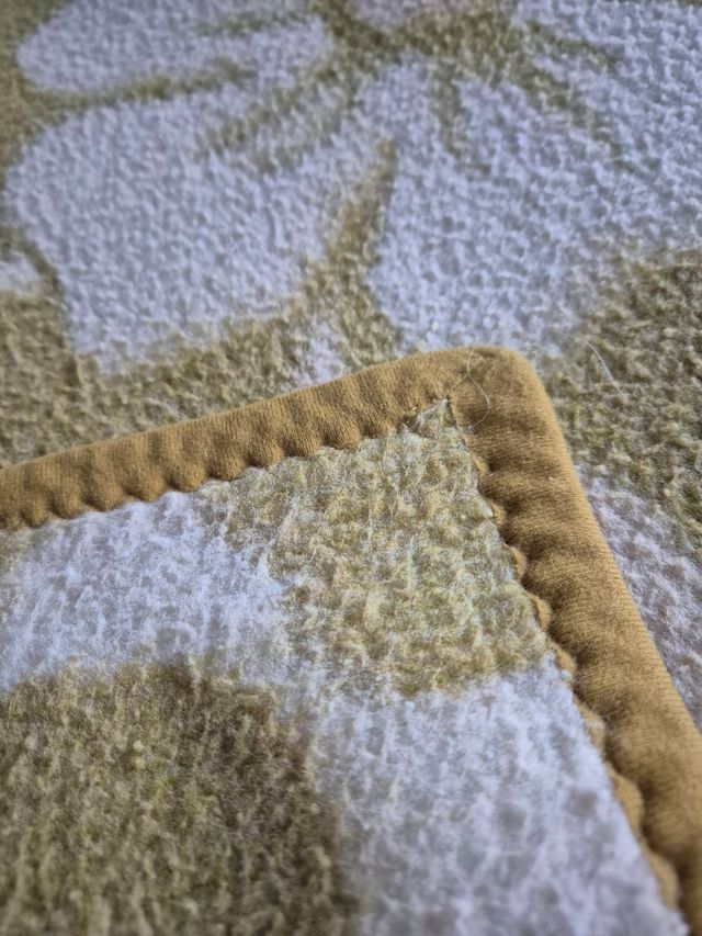 Manta lana cama matrimonio. Dibujo flores