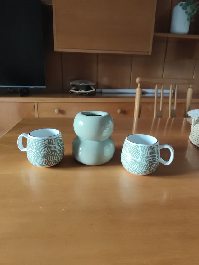 Tazas y jarroncito 