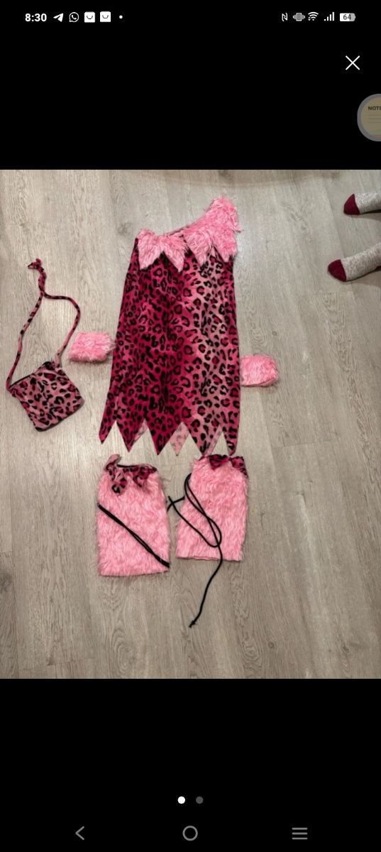 Cavernícola rosa hombre y mujer