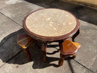 Mesa de mármore e madeira com bancos