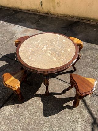 Mesa de mármore e madeira com bancos