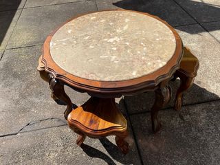 Mesa de mármore e madeira com bancos