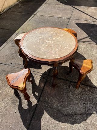 Mesa de mármore e madeira com bancos