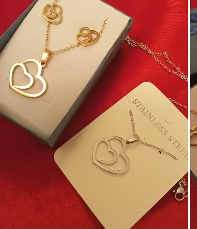 Pendientes y cadena incluye cajita.