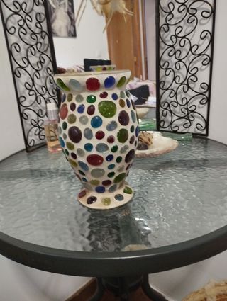 Jarrón de cristal y piedras