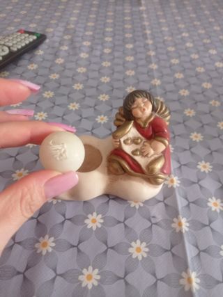 Angelo con pergamena e candela