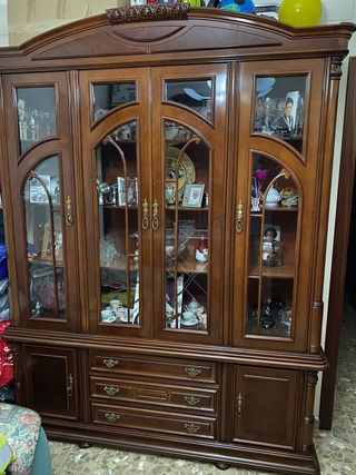 Vitrina de madera con cristalera