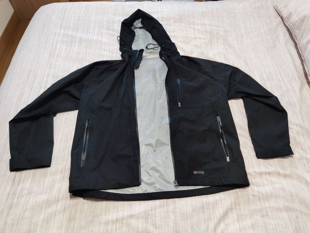 🌧️ Chaqueta impermeable:No más sustos con lluvia