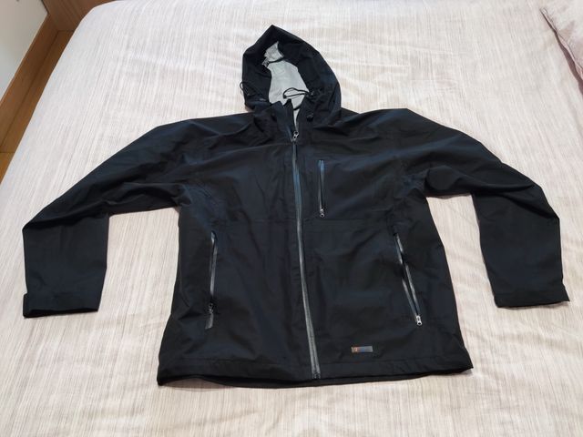 🌧️ Chaqueta impermeable:No más sustos con lluvia