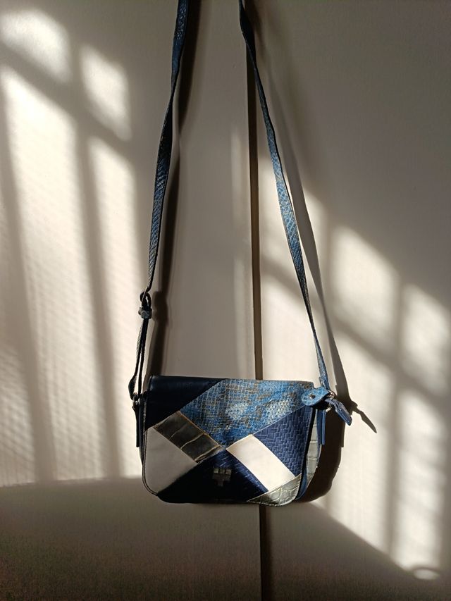 BOLSO DE PIEL AZUL Y BLANCO