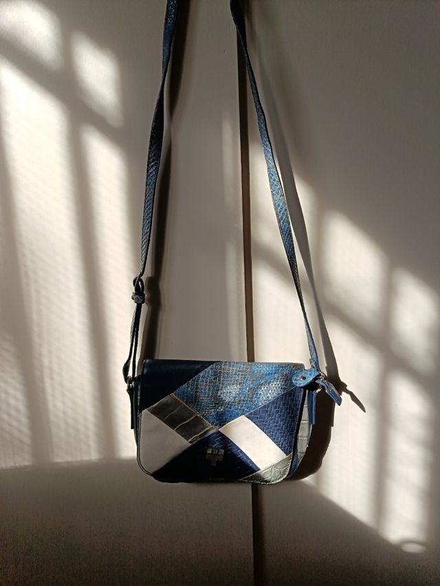 BOLSO DE PIEL AZUL Y BLANCO