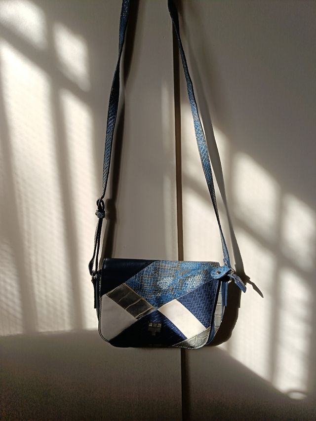 BOLSO DE PIEL AZUL Y BLANCO