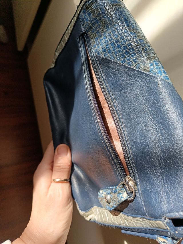 BOLSO DE PIEL AZUL Y BLANCO