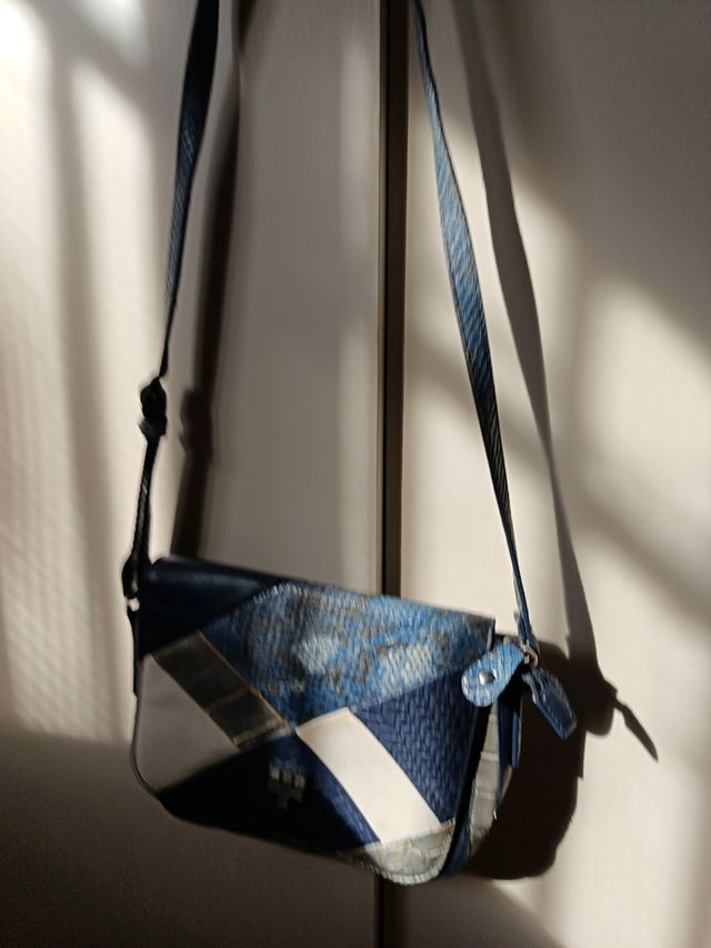 BOLSO DE PIEL AZUL Y BLANCO