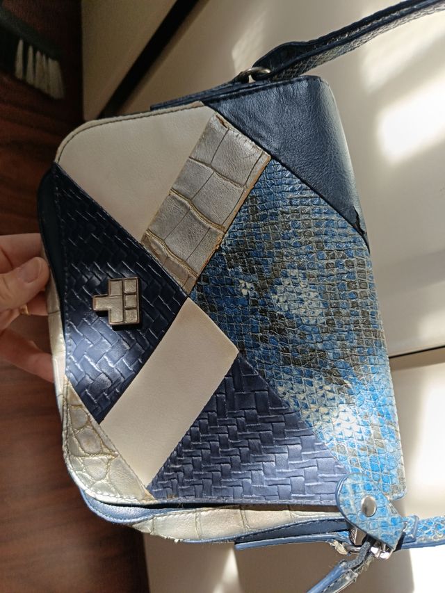 BOLSO DE PIEL AZUL Y BLANCO