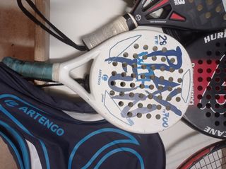 Pale da paddle e racchetta da tennis, monopattino