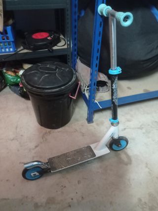 Pale da paddle e racchetta da tennis, monopattino