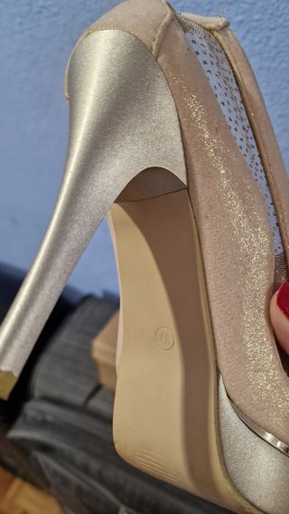 Tacones dorados