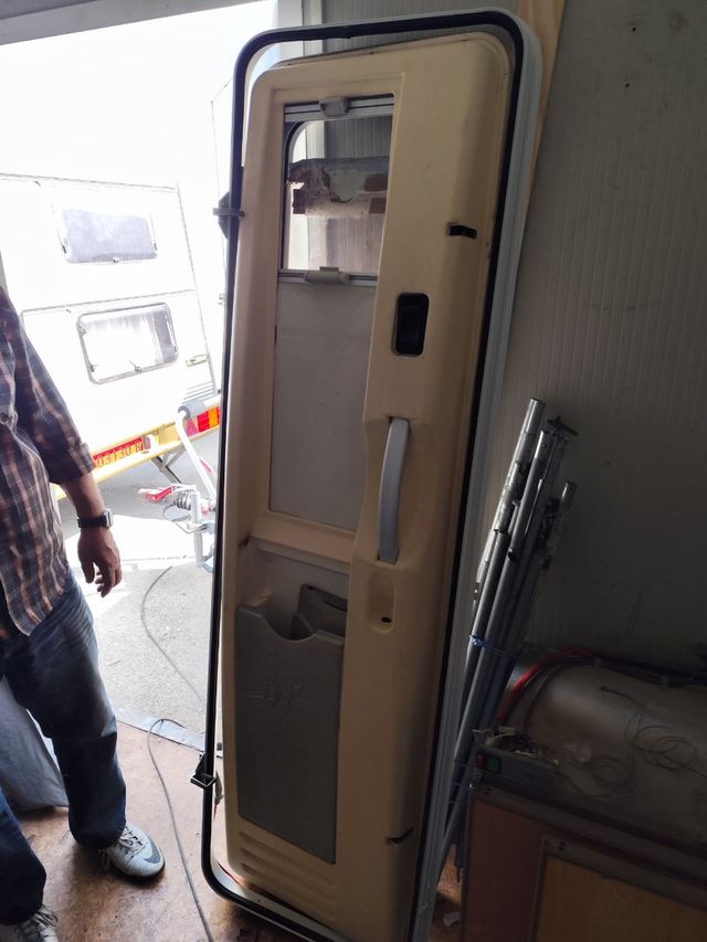 PUERTA DE ENTRADA DE AUTOCARAVANA RAPIDO