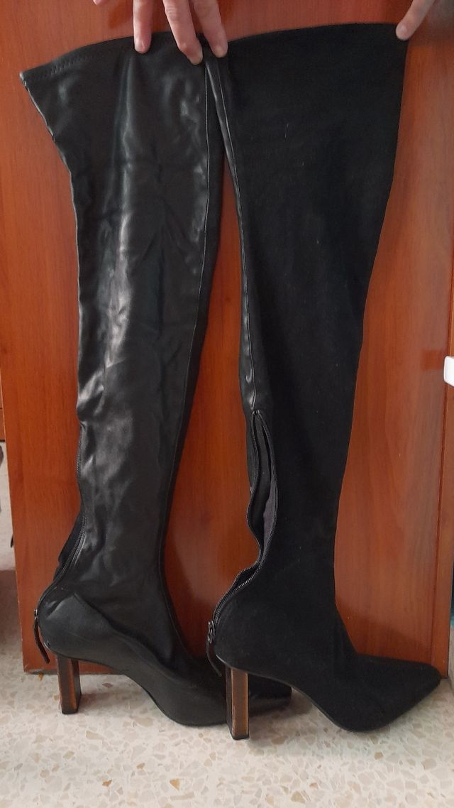 Stivali alti neri con tacco (coprono le ginocchia)