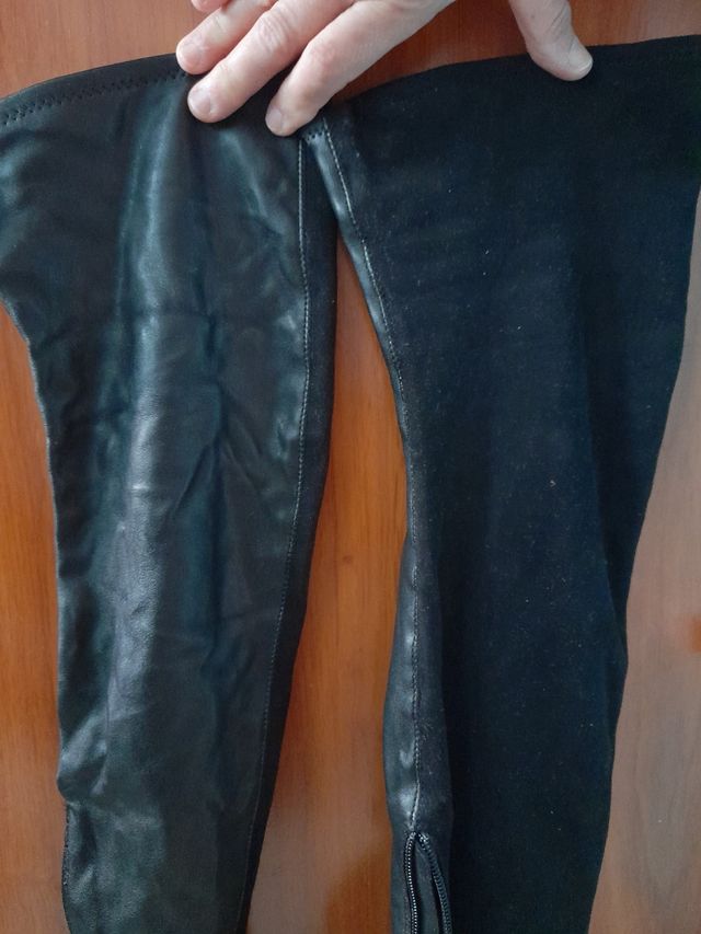 Stivali alti neri con tacco (coprono le ginocchia)