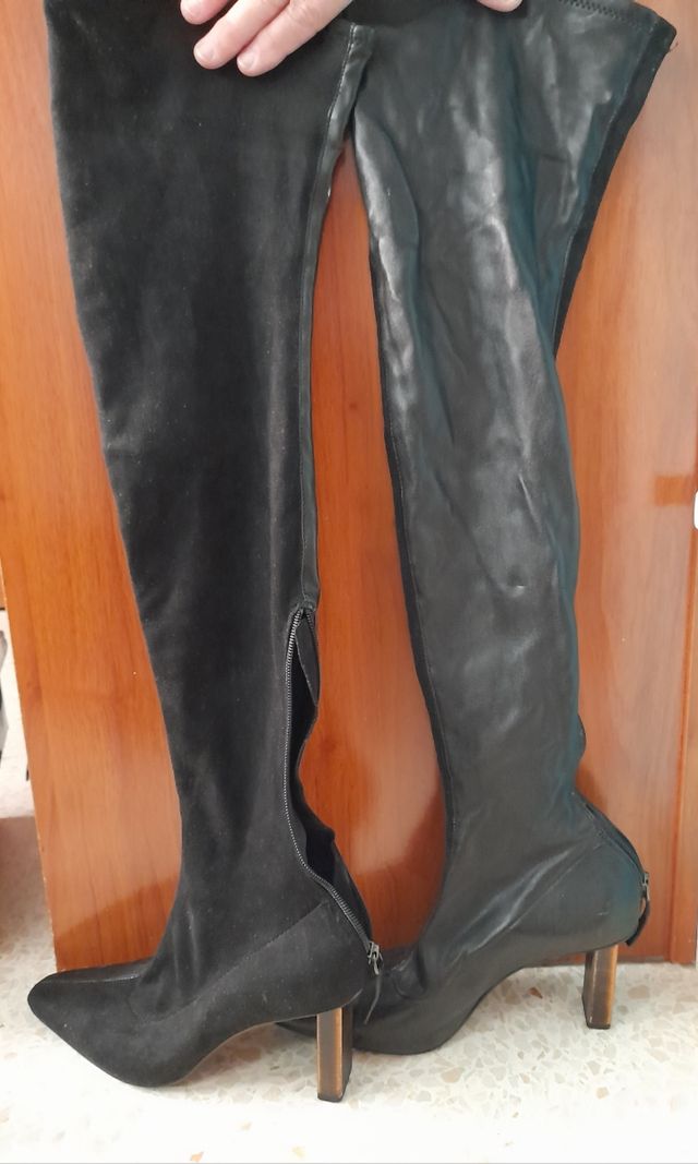 Botas altas negras con tacón (cubren rodillas)