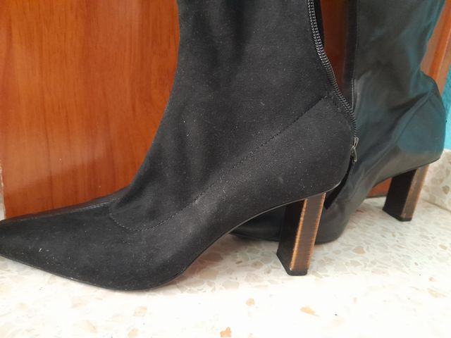 Stivali alti neri con tacco (coprono le ginocchia)