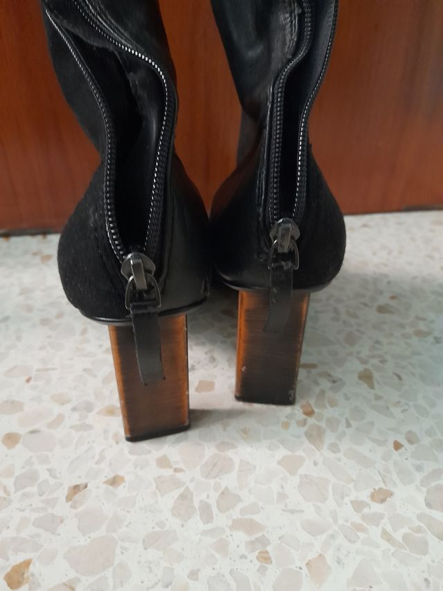 Botas altas negras con tacón (cubren rodillas)