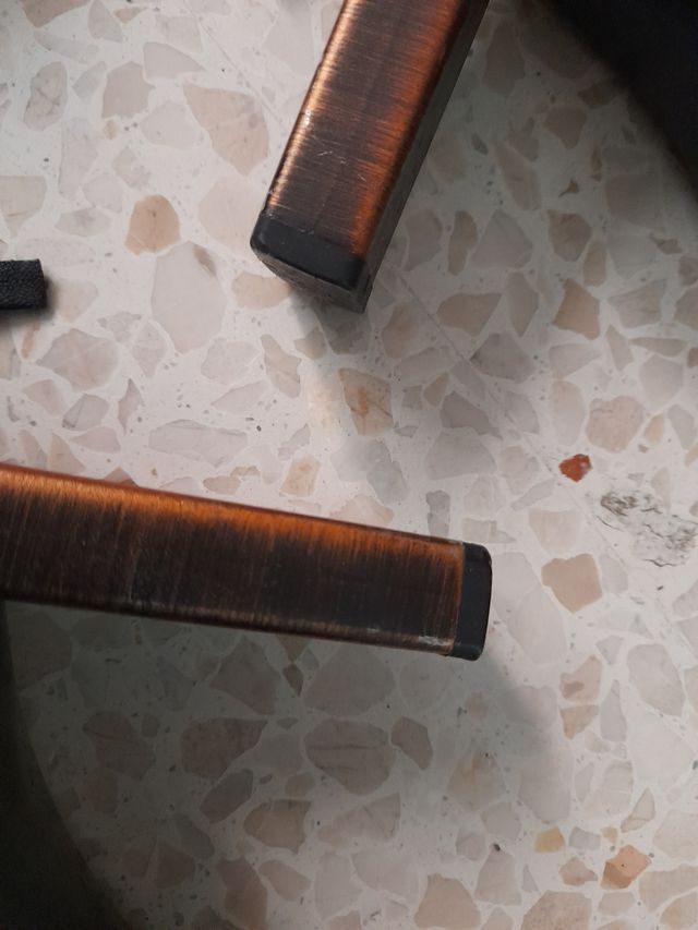 Stivali alti neri con tacco (coprono le ginocchia)