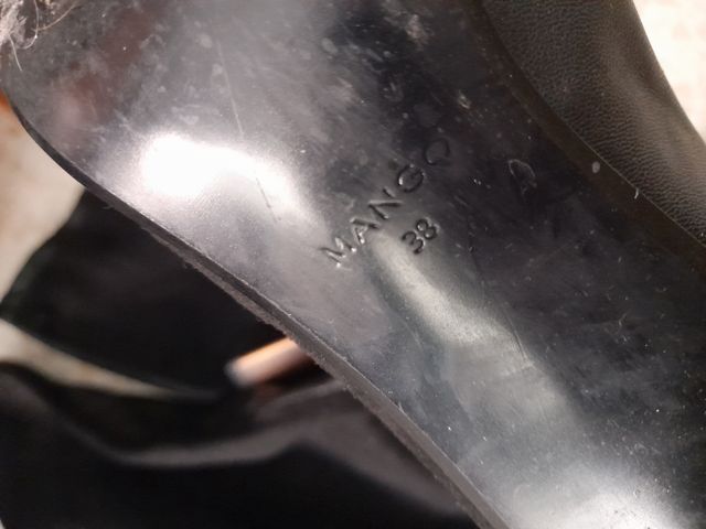 Stivali alti neri con tacco (coprono le ginocchia)